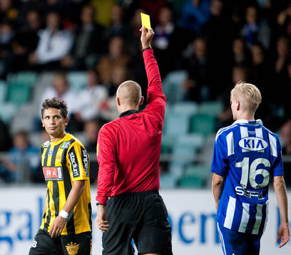 Många gula kort i matchen, här Andres Vasques, Häcken.