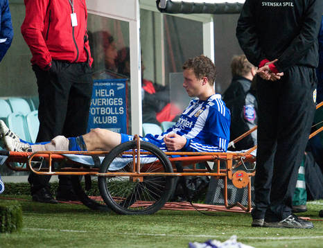 Jakob Johansson, IFK Göteborg, skadas och får utgå.
