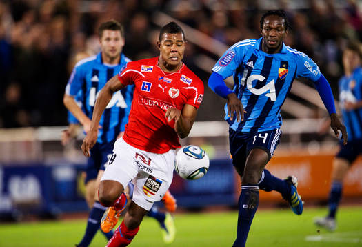Ricardo Santos, Kalmar, jagar bollen framför Kebba Ceesay,