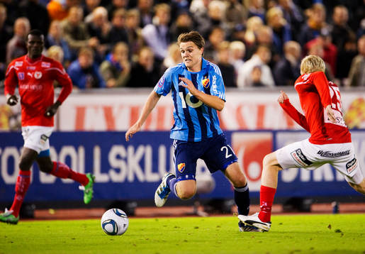 Nicolaj Agger, Djurgården, kontrollerar bollen