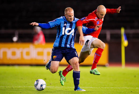 Daniel Sjölund, Djurgården, trycker undan Stefan Larsson,