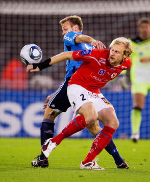 I en närkamp med Mattias Jonson, Djurgården, får Markus