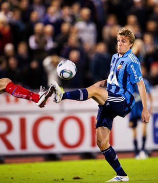 Johan Oremo, Djurgården, stångas mot en spelare i Kalmar