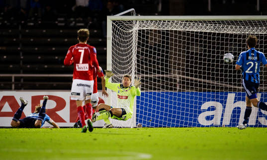 Sebastian Rajalakso, Djurgården, gör 1-0 bakom Petter
