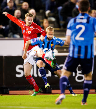 Johan Bertilsson, Kalmar, i en närkamp med Petter
