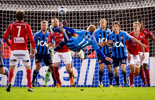 Daniel Sjölund, Djurgården, cykelsparkar bort bollen