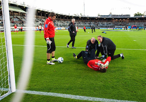 Etrit Berisha, målvakt, Kalmar, ligger skadad på marken
