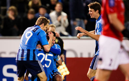 Sebastian Rajalakso kramas om av Peter Nymann Mikkelsen och