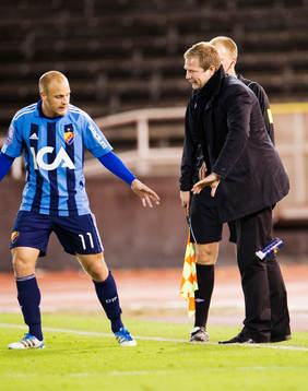 Magnus Pehrsson, tränare, pratar med Daniel Sjölund