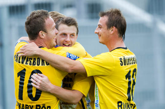 1-0, Daniel Nilsson, Mjällby, som grattas av David