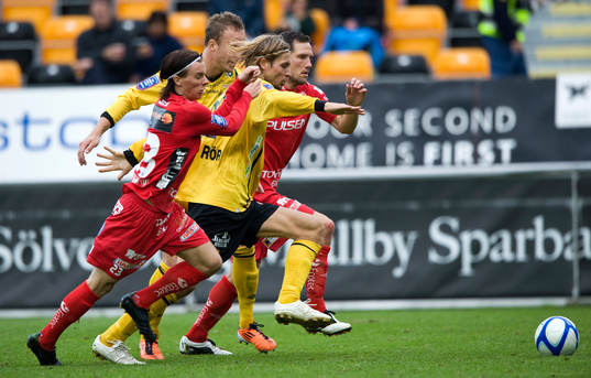 Tobias Grahn, Mjällby, Niklas Hult, Elfsborg, jagar boll