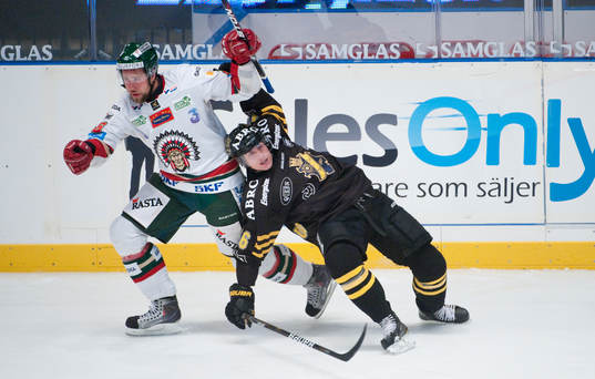 Tobias Viklund, AIK faller i kamp mot Christoffer Persson,