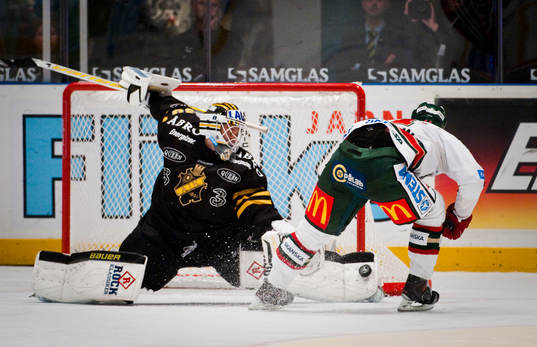 Viktor Fasth, målvakt AIK räddar straffen av Per-Johan