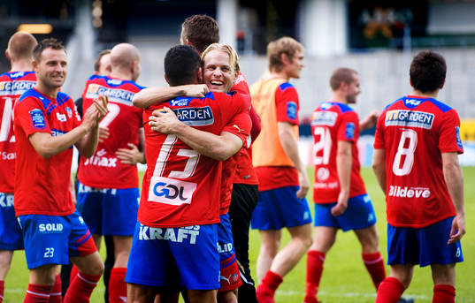 Erik Sundin kramar om Rachid Bouaouzan, Helsingborg, jubel