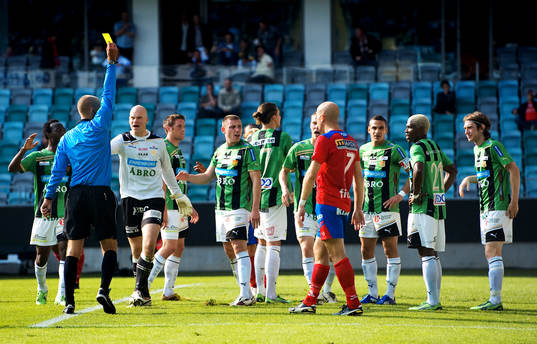Michael Lerjéus, domare, delar ut gula kort