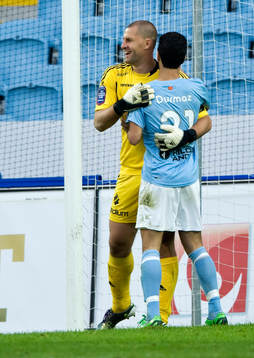 Ivan Turina, målvakt, AIK, kramar om Jimmy Durmaz, Malmö
