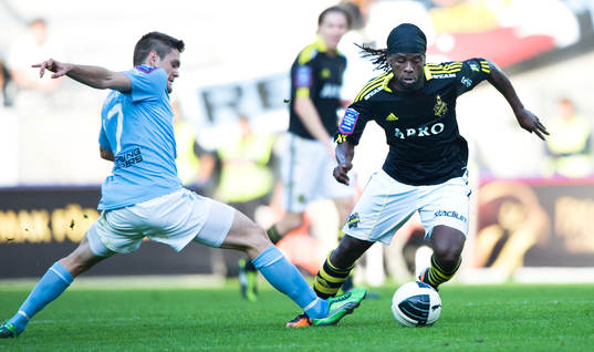 Ivo Pekalski, Malmö, försöker stoppa Martin Mutumba, AIK