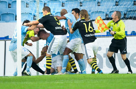 1-1, Mathias Ranegie, Malmö, sedan uppstår tumult