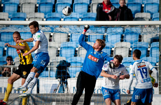 Christoffer Källqvist, målvakt Häcken rensar undan