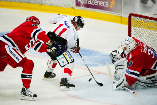 Thomas Enström, Örebro, oroar framför Julius Hudacek,