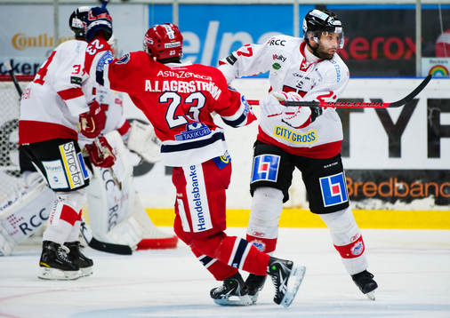 Emil Kåberg, Örebro, trycker till Alexander Lagerström,