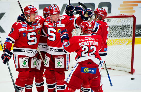 Mathias Månsson (i mitten), Södertälje, gratuleras till