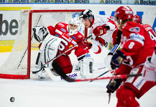 Henrik Björklund, Örebro, oroar framför Julius Hudacek,