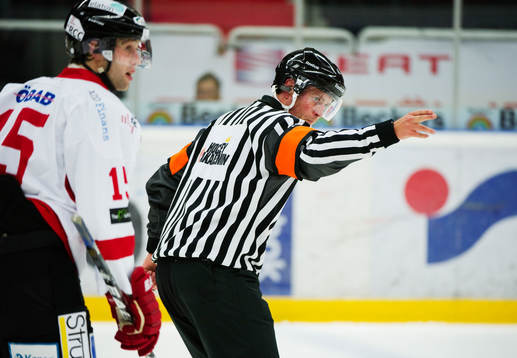 Robin Karlsson, domare, dömer bort ett av Örebros mål i
