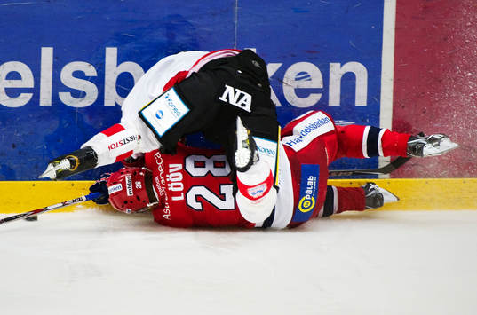Viktor Lööv, Södertälje, blir tacklad hårt av Thomas