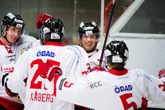Jared Aulin, Örebro, gratuleras till sitt 1-1-mål. Glädje