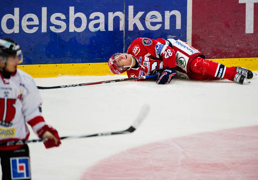 Viktor Lööv, Södertälje, ligger på isen och har ont