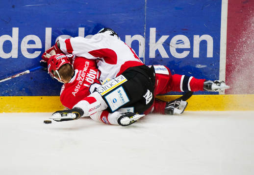 Viktor Lööv, Södertälje, blir tacklad hårt av Thomas