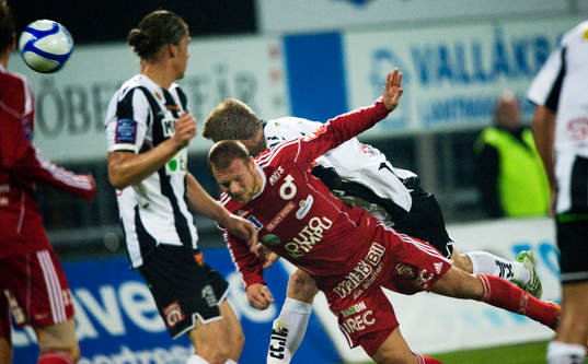 Peter Samuelsson, Degerfors, nära nicka in ledningsmålet
