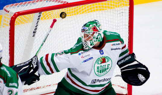 Jonas Fransson, målvakt, Rögle ser Jesper Mattssons skott