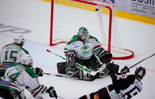 I numerärt underläge gör Alexander Barta, Malmö, 3-2.