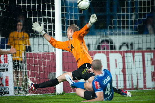 Alexander Henningsson,  Öster, skjuter förbiKarl-Johan