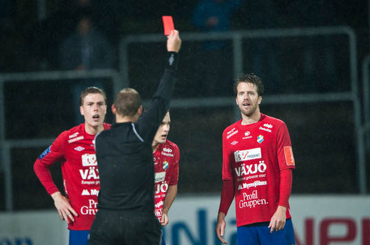 Månz Karlsson, Öster, får rött kort, Jim Petersson,