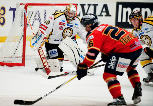 Tim Eriksson, Djurgården, siktar mot Johan Holmqvist,