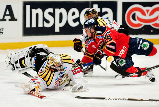 Johan Holmqvist, målvakt, Brynäs, släpper in 1-0 från