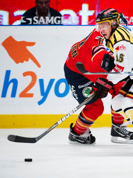 Sebastian Lauritzen, Brynäs, tar sig förbi en djurgårdare