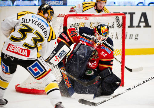 Jakob Silfverberg, Brynäs, skjuter mot Gustaf Wesslau,