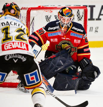 Andreas Dackell, Brynäs, i ett anfall mot Gustaf Wesslau,
