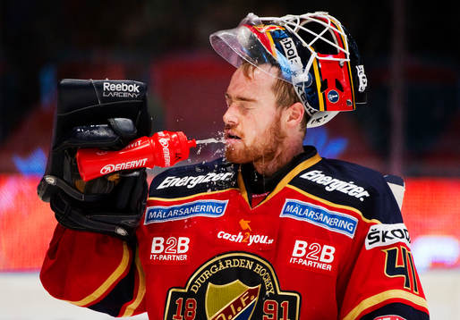 Gustaf Wesslau, målvakt, sprutar vatten i ansiktet