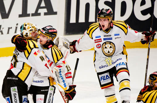 Johan Holmqvist, målvakt, Calle Järnkrok och Simon
