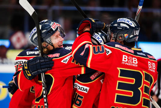 John Norman och Erik Gustafsson kramar om Pontus Åberg,