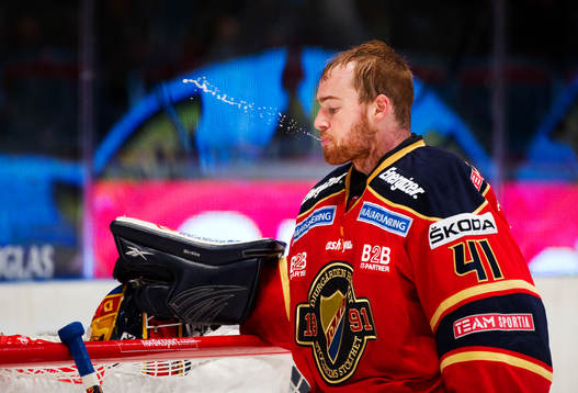 Gustaf Wesslau, målvakt, spottar vatten