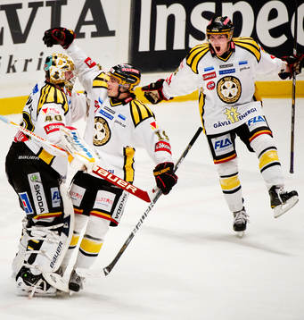 Johan Holmqvist, målvakt, Calle Järnkrok och Simon
