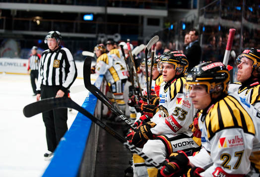 Jakob Silfverberg, Brynäs, följer spelet från bänken