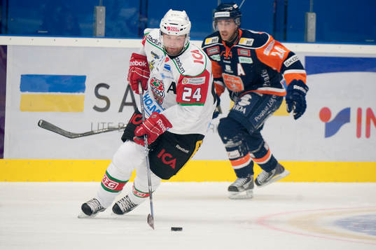 Niklas Sundström, Modo