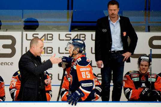 Janne Karlsson, tränare, Växjö, Liam Reddox. Bås, bänk
